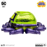 BRAINIAC WITH SKULL SHIP (GOLD LABEL) SUPER POWERS DC DIRECT. Gracias a su cerebro altamente avanzado y computarizado, Brainiac siempre va diez pasos por delante de sus oponentes, incluso de los más inteligentes como Superman. En última instancia, su incapacidad para ver más allá de la lógica pura siempre ha sido su perdición. Pero, al igual que un virus informático malicioso que nunca se puede eliminar por completo, Brainiac siempre consigue reaparecer cuando menos se lo espera.