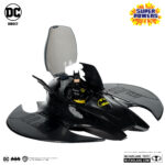 PACK BATMAN, THE WHIRLY & THE BATWING SUPER POWERS (GOLD LABEL) (SDCC) DC DIRECT. BATMAN: De niño, Bruce Wayne™ vio cómo sus padres eran brutalmente asesinados en el Callejón del Crimen de Gotham City™. Traumatizado por su muerte, dedicó su vida a convertirse en el arma más poderosa del mundo contra el crimen: ¡Batman™! BATWING: ¡Batman™ sobrevuela los cielos en el supersónico Batwing™ en busca de villanos e injusticias! WHIRLYBAT: Cuando el villano está cerca, Batman y Robin™ surcan los cielos con el Whirlybat™. Ligero y extraordinariamente ágil, este helicóptero monoplaza es el vehículo de persecución perfecto para maniobrar entre los rascacielos apretujados de Gotham City.
