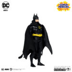 PACK BATMAN, THE WHIRLY & THE BATWING SUPER POWERS (GOLD LABEL) (SDCC) DC DIRECT. BATMAN: De niño, Bruce Wayne™ vio cómo sus padres eran brutalmente asesinados en el Callejón del Crimen de Gotham City™. Traumatizado por su muerte, dedicó su vida a convertirse en el arma más poderosa del mundo contra el crimen: ¡Batman™! BATWING: ¡Batman™ sobrevuela los cielos en el supersónico Batwing™ en busca de villanos e injusticias! WHIRLYBAT: Cuando el villano está cerca, Batman y Robin™ surcan los cielos con el Whirlybat™. Ligero y extraordinariamente ágil, este helicóptero monoplaza es el vehículo de persecución perfecto para maniobrar entre los rascacielos apretujados de Gotham City.