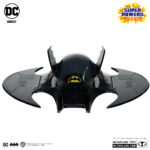 PACK BATMAN, THE WHIRLY & THE BATWING SUPER POWERS (GOLD LABEL) (SDCC) DC DIRECT. BATMAN: De niño, Bruce Wayne™ vio cómo sus padres eran brutalmente asesinados en el Callejón del Crimen de Gotham City™. Traumatizado por su muerte, dedicó su vida a convertirse en el arma más poderosa del mundo contra el crimen: ¡Batman™! BATWING: ¡Batman™ sobrevuela los cielos en el supersónico Batwing™ en busca de villanos e injusticias! WHIRLYBAT: Cuando el villano está cerca, Batman y Robin™ surcan los cielos con el Whirlybat™. Ligero y extraordinariamente ágil, este helicóptero monoplaza es el vehículo de persecución perfecto para maniobrar entre los rascacielos apretujados de Gotham City.