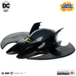 PACK BATMAN, THE WHIRLY & THE BATWING SUPER POWERS (GOLD LABEL) (SDCC) DC DIRECT. BATMAN: De niño, Bruce Wayne™ vio cómo sus padres eran brutalmente asesinados en el Callejón del Crimen de Gotham City™. Traumatizado por su muerte, dedicó su vida a convertirse en el arma más poderosa del mundo contra el crimen: ¡Batman™! BATWING: ¡Batman™ sobrevuela los cielos en el supersónico Batwing™ en busca de villanos e injusticias! WHIRLYBAT: Cuando el villano está cerca, Batman y Robin™ surcan los cielos con el Whirlybat™. Ligero y extraordinariamente ágil, este helicóptero monoplaza es el vehículo de persecución perfecto para maniobrar entre los rascacielos apretujados de Gotham City.