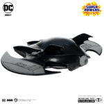 PACK BATMAN, THE WHIRLY & THE BATWING SUPER POWERS (GOLD LABEL) (SDCC) DC DIRECT. BATMAN: De niño, Bruce Wayne™ vio cómo sus padres eran brutalmente asesinados en el Callejón del Crimen de Gotham City™. Traumatizado por su muerte, dedicó su vida a convertirse en el arma más poderosa del mundo contra el crimen: ¡Batman™! BATWING: ¡Batman™ sobrevuela los cielos en el supersónico Batwing™ en busca de villanos e injusticias! WHIRLYBAT: Cuando el villano está cerca, Batman y Robin™ surcan los cielos con el Whirlybat™. Ligero y extraordinariamente ágil, este helicóptero monoplaza es el vehículo de persecución perfecto para maniobrar entre los rascacielos apretujados de Gotham City.