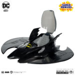 PACK BATMAN, THE WHIRLY & THE BATWING SUPER POWERS (GOLD LABEL) (SDCC) DC DIRECT. BATMAN: De niño, Bruce Wayne™ vio cómo sus padres eran brutalmente asesinados en el Callejón del Crimen de Gotham City™. Traumatizado por su muerte, dedicó su vida a convertirse en el arma más poderosa del mundo contra el crimen: ¡Batman™! BATWING: ¡Batman™ sobrevuela los cielos en el supersónico Batwing™ en busca de villanos e injusticias! WHIRLYBAT: Cuando el villano está cerca, Batman y Robin™ surcan los cielos con el Whirlybat™. Ligero y extraordinariamente ágil, este helicóptero monoplaza es el vehículo de persecución perfecto para maniobrar entre los rascacielos apretujados de Gotham City.