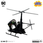 PACK BATMAN, THE WHIRLY & THE BATWING SUPER POWERS (GOLD LABEL) (SDCC) DC DIRECT. BATMAN: De niño, Bruce Wayne™ vio cómo sus padres eran brutalmente asesinados en el Callejón del Crimen de Gotham City™. Traumatizado por su muerte, dedicó su vida a convertirse en el arma más poderosa del mundo contra el crimen: ¡Batman™! BATWING: ¡Batman™ sobrevuela los cielos en el supersónico Batwing™ en busca de villanos e injusticias! WHIRLYBAT: Cuando el villano está cerca, Batman y Robin™ surcan los cielos con el Whirlybat™. Ligero y extraordinariamente ágil, este helicóptero monoplaza es el vehículo de persecución perfecto para maniobrar entre los rascacielos apretujados de Gotham City.
