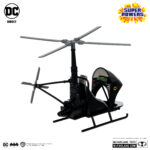 PACK BATMAN, THE WHIRLY & THE BATWING SUPER POWERS (GOLD LABEL) (SDCC) DC DIRECT. BATMAN: De niño, Bruce Wayne™ vio cómo sus padres eran brutalmente asesinados en el Callejón del Crimen de Gotham City™. Traumatizado por su muerte, dedicó su vida a convertirse en el arma más poderosa del mundo contra el crimen: ¡Batman™! BATWING: ¡Batman™ sobrevuela los cielos en el supersónico Batwing™ en busca de villanos e injusticias! WHIRLYBAT: Cuando el villano está cerca, Batman y Robin™ surcan los cielos con el Whirlybat™. Ligero y extraordinariamente ágil, este helicóptero monoplaza es el vehículo de persecución perfecto para maniobrar entre los rascacielos apretujados de Gotham City.
