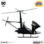 PACK BATMAN, THE WHIRLY & THE BATWING SUPER POWERS (GOLD LABEL) (SDCC) DC DIRECT. BATMAN: De niño, Bruce Wayne™ vio cómo sus padres eran brutalmente asesinados en el Callejón del Crimen de Gotham City™. Traumatizado por su muerte, dedicó su vida a convertirse en el arma más poderosa del mundo contra el crimen: ¡Batman™! BATWING: ¡Batman™ sobrevuela los cielos en el supersónico Batwing™ en busca de villanos e injusticias! WHIRLYBAT: Cuando el villano está cerca, Batman y Robin™ surcan los cielos con el Whirlybat™. Ligero y extraordinariamente ágil, este helicóptero monoplaza es el vehículo de persecución perfecto para maniobrar entre los rascacielos apretujados de Gotham City.