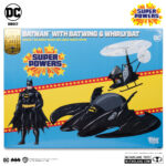 PACK BATMAN, THE WHIRLY & THE BATWING SUPER POWERS (GOLD LABEL) (SDCC) DC DIRECT. BATMAN: De niño, Bruce Wayne™ vio cómo sus padres eran brutalmente asesinados en el Callejón del Crimen de Gotham City™. Traumatizado por su muerte, dedicó su vida a convertirse en el arma más poderosa del mundo contra el crimen: ¡Batman™! BATWING: ¡Batman™ sobrevuela los cielos en el supersónico Batwing™ en busca de villanos e injusticias! WHIRLYBAT: Cuando el villano está cerca, Batman y Robin™ surcan los cielos con el Whirlybat™. Ligero y extraordinariamente ágil, este helicóptero monoplaza es el vehículo de persecución perfecto para maniobrar entre los rascacielos apretujados de Gotham City.