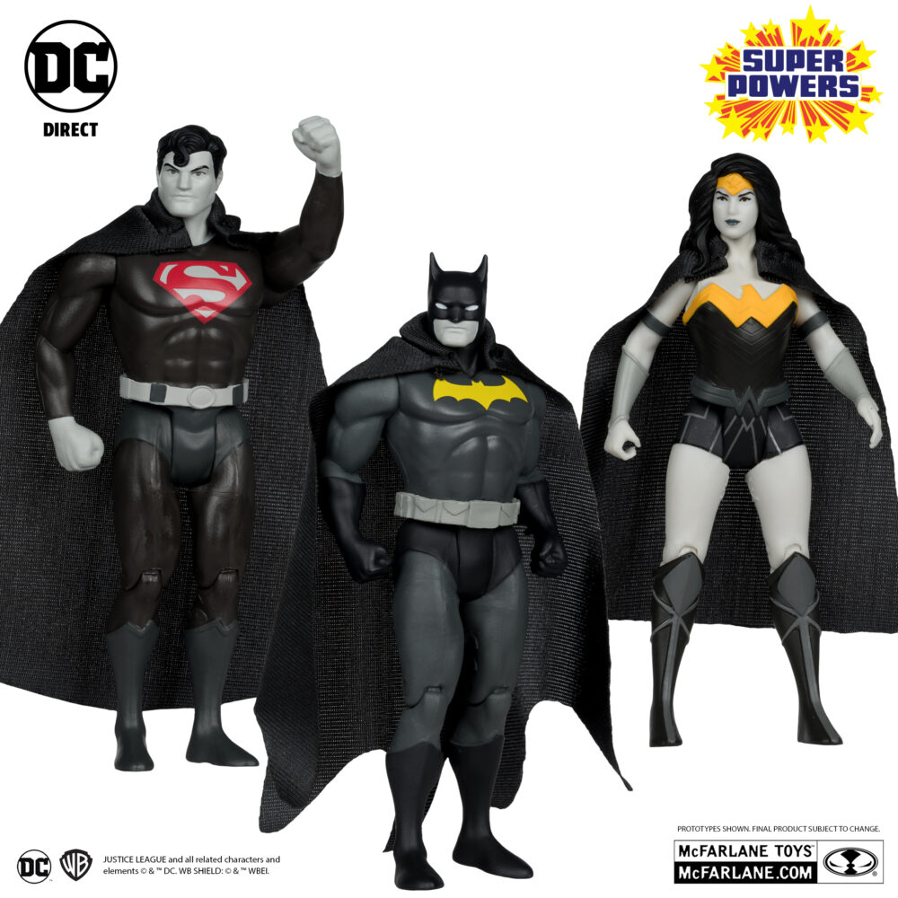 Batman, superman & wonder woman black white accent edition gold label super powers dc direct. Figuras articuladas del universo dc, tamaño aprox. 13 cm. Vienen en una caja de regalo. Batman: en nombre de sus padres asesinados, bruce wayne™ libra una guerra eterna contra los criminales de gotham city™. Él es la venganza. Él es la noche. ¡él es batman™! Superman: más rápido que una bala, más poderoso que una locomotora... El hombre de acero™ libra una batalla sin fin por la verdad, la justicia y el estilo de vida americano. Wonder woman: como emisaria de themyscira en el mundo de los hombres, diana se ha impuesto el deber de predicar con el ejemplo, aunque las diferencias entre su lugar de nacimiento y su nuevo hogar a veces le planteen obstáculos que superar. Ha llegado a representar la posibilidad y el potencial de una vida sin guerra, odio ni violencia, y es un faro de esperanza para todos los que se encuentran en necesidad. Se erige como igual entre los superhéroes más poderosos, con el propósito de proteger al mundo de la injusticia en todas sus formas.