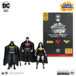 BATMAN, SUPERMAN & WONDER WOMAN BLACK WHITE ACCENT EDITION GOLD LABEL SUPER POWERS DC DIRECT. Figuras articuladas del universo DC, tamaño aprox. 13 cm. Vienen en una caja de regalo. BATMAN: En nombre de sus padres asesinados, BRUCE WAYNE™ libra una guerra eterna contra los criminales de GOTHAM CITY™. Él es la venganza. Él es la noche. ¡Él es BATMAN™! SUPERMAN: Más rápido que una bala, más poderoso que una locomotora... El HOMBRE DE ACERO™ libra una batalla sin fin por la verdad, la justicia y el estilo de vida americano. WONDER WOMAN: Como emisaria de Themyscira en el mundo de los hombres, Diana se ha impuesto el deber de predicar con el ejemplo, aunque las diferencias entre su lugar de nacimiento y su nuevo hogar a veces le planteen obstáculos que superar. Ha llegado a representar la posibilidad y el potencial de una vida sin guerra, odio ni violencia, y es un faro de esperanza para todos los que se encuentran en necesidad. Se erige como igual entre los superhéroes más poderosos, con el propósito de proteger al mundo de la injusticia en todas sus formas.
