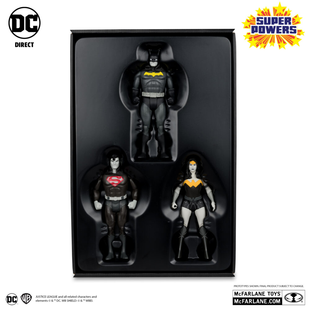 Batman, superman & wonder woman black white accent edition gold label super powers dc direct. Figuras articuladas del universo dc, tamaño aprox. 13 cm. Vienen en una caja de regalo. Batman: en nombre de sus padres asesinados, bruce wayne™ libra una guerra eterna contra los criminales de gotham city™. Él es la venganza. Él es la noche. ¡él es batman™! Superman: más rápido que una bala, más poderoso que una locomotora... El hombre de acero™ libra una batalla sin fin por la verdad, la justicia y el estilo de vida americano. Wonder woman: como emisaria de themyscira en el mundo de los hombres, diana se ha impuesto el deber de predicar con el ejemplo, aunque las diferencias entre su lugar de nacimiento y su nuevo hogar a veces le planteen obstáculos que superar. Ha llegado a representar la posibilidad y el potencial de una vida sin guerra, odio ni violencia, y es un faro de esperanza para todos los que se encuentran en necesidad. Se erige como igual entre los superhéroes más poderosos, con el propósito de proteger al mundo de la injusticia en todas sus formas.