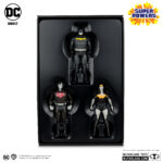 BATMAN, SUPERMAN & WONDER WOMAN BLACK WHITE ACCENT EDITION GOLD LABEL SUPER POWERS DC DIRECT. Figuras articuladas del universo DC, tamaño aprox. 13 cm. Vienen en una caja de regalo. BATMAN: En nombre de sus padres asesinados, BRUCE WAYNE™ libra una guerra eterna contra los criminales de GOTHAM CITY™. Él es la venganza. Él es la noche. ¡Él es BATMAN™! SUPERMAN: Más rápido que una bala, más poderoso que una locomotora... El HOMBRE DE ACERO™ libra una batalla sin fin por la verdad, la justicia y el estilo de vida americano. WONDER WOMAN: Como emisaria de Themyscira en el mundo de los hombres, Diana se ha impuesto el deber de predicar con el ejemplo, aunque las diferencias entre su lugar de nacimiento y su nuevo hogar a veces le planteen obstáculos que superar. Ha llegado a representar la posibilidad y el potencial de una vida sin guerra, odio ni violencia, y es un faro de esperanza para todos los que se encuentran en necesidad. Se erige como igual entre los superhéroes más poderosos, con el propósito de proteger al mundo de la injusticia en todas sus formas.
