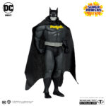 BATMAN, SUPERMAN & WONDER WOMAN BLACK WHITE ACCENT EDITION GOLD LABEL SUPER POWERS DC DIRECT. Figuras articuladas del universo DC, tamaño aprox. 13 cm. Vienen en una caja de regalo. BATMAN: En nombre de sus padres asesinados, BRUCE WAYNE™ libra una guerra eterna contra los criminales de GOTHAM CITY™. Él es la venganza. Él es la noche. ¡Él es BATMAN™! SUPERMAN: Más rápido que una bala, más poderoso que una locomotora... El HOMBRE DE ACERO™ libra una batalla sin fin por la verdad, la justicia y el estilo de vida americano. WONDER WOMAN: Como emisaria de Themyscira en el mundo de los hombres, Diana se ha impuesto el deber de predicar con el ejemplo, aunque las diferencias entre su lugar de nacimiento y su nuevo hogar a veces le planteen obstáculos que superar. Ha llegado a representar la posibilidad y el potencial de una vida sin guerra, odio ni violencia, y es un faro de esperanza para todos los que se encuentran en necesidad. Se erige como igual entre los superhéroes más poderosos, con el propósito de proteger al mundo de la injusticia en todas sus formas.