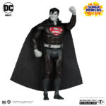 BATMAN, SUPERMAN & WONDER WOMAN BLACK WHITE ACCENT EDITION GOLD LABEL SUPER POWERS DC DIRECT. Figuras articuladas del universo DC, tamaño aprox. 13 cm. Vienen en una caja de regalo. BATMAN: En nombre de sus padres asesinados, BRUCE WAYNE™ libra una guerra eterna contra los criminales de GOTHAM CITY™. Él es la venganza. Él es la noche. ¡Él es BATMAN™! SUPERMAN: Más rápido que una bala, más poderoso que una locomotora... El HOMBRE DE ACERO™ libra una batalla sin fin por la verdad, la justicia y el estilo de vida americano. WONDER WOMAN: Como emisaria de Themyscira en el mundo de los hombres, Diana se ha impuesto el deber de predicar con el ejemplo, aunque las diferencias entre su lugar de nacimiento y su nuevo hogar a veces le planteen obstáculos que superar. Ha llegado a representar la posibilidad y el potencial de una vida sin guerra, odio ni violencia, y es un faro de esperanza para todos los que se encuentran en necesidad. Se erige como igual entre los superhéroes más poderosos, con el propósito de proteger al mundo de la injusticia en todas sus formas.