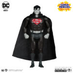 BATMAN, SUPERMAN & WONDER WOMAN BLACK WHITE ACCENT EDITION GOLD LABEL SUPER POWERS DC DIRECT. Figuras articuladas del universo DC, tamaño aprox. 13 cm. Vienen en una caja de regalo. BATMAN: En nombre de sus padres asesinados, BRUCE WAYNE™ libra una guerra eterna contra los criminales de GOTHAM CITY™. Él es la venganza. Él es la noche. ¡Él es BATMAN™! SUPERMAN: Más rápido que una bala, más poderoso que una locomotora... El HOMBRE DE ACERO™ libra una batalla sin fin por la verdad, la justicia y el estilo de vida americano. WONDER WOMAN: Como emisaria de Themyscira en el mundo de los hombres, Diana se ha impuesto el deber de predicar con el ejemplo, aunque las diferencias entre su lugar de nacimiento y su nuevo hogar a veces le planteen obstáculos que superar. Ha llegado a representar la posibilidad y el potencial de una vida sin guerra, odio ni violencia, y es un faro de esperanza para todos los que se encuentran en necesidad. Se erige como igual entre los superhéroes más poderosos, con el propósito de proteger al mundo de la injusticia en todas sus formas.