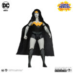 BATMAN, SUPERMAN & WONDER WOMAN BLACK WHITE ACCENT EDITION GOLD LABEL SUPER POWERS DC DIRECT. Figuras articuladas del universo DC, tamaño aprox. 13 cm. Vienen en una caja de regalo. BATMAN: En nombre de sus padres asesinados, BRUCE WAYNE™ libra una guerra eterna contra los criminales de GOTHAM CITY™. Él es la venganza. Él es la noche. ¡Él es BATMAN™! SUPERMAN: Más rápido que una bala, más poderoso que una locomotora... El HOMBRE DE ACERO™ libra una batalla sin fin por la verdad, la justicia y el estilo de vida americano. WONDER WOMAN: Como emisaria de Themyscira en el mundo de los hombres, Diana se ha impuesto el deber de predicar con el ejemplo, aunque las diferencias entre su lugar de nacimiento y su nuevo hogar a veces le planteen obstáculos que superar. Ha llegado a representar la posibilidad y el potencial de una vida sin guerra, odio ni violencia, y es un faro de esperanza para todos los que se encuentran en necesidad. Se erige como igual entre los superhéroes más poderosos, con el propósito de proteger al mundo de la injusticia en todas sus formas.