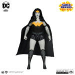 BATMAN, SUPERMAN & WONDER WOMAN BLACK WHITE ACCENT EDITION GOLD LABEL SUPER POWERS DC DIRECT. Figuras articuladas del universo DC, tamaño aprox. 13 cm. Vienen en una caja de regalo. BATMAN: En nombre de sus padres asesinados, BRUCE WAYNE™ libra una guerra eterna contra los criminales de GOTHAM CITY™. Él es la venganza. Él es la noche. ¡Él es BATMAN™! SUPERMAN: Más rápido que una bala, más poderoso que una locomotora... El HOMBRE DE ACERO™ libra una batalla sin fin por la verdad, la justicia y el estilo de vida americano. WONDER WOMAN: Como emisaria de Themyscira en el mundo de los hombres, Diana se ha impuesto el deber de predicar con el ejemplo, aunque las diferencias entre su lugar de nacimiento y su nuevo hogar a veces le planteen obstáculos que superar. Ha llegado a representar la posibilidad y el potencial de una vida sin guerra, odio ni violencia, y es un faro de esperanza para todos los que se encuentran en necesidad. Se erige como igual entre los superhéroes más poderosos, con el propósito de proteger al mundo de la injusticia en todas sus formas.
