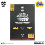 BATMAN, SUPERMAN & WONDER WOMAN BLACK WHITE ACCENT EDITION GOLD LABEL SUPER POWERS DC DIRECT. Figuras articuladas del universo DC, tamaño aprox. 13 cm. Vienen en una caja de regalo. BATMAN: En nombre de sus padres asesinados, BRUCE WAYNE™ libra una guerra eterna contra los criminales de GOTHAM CITY™. Él es la venganza. Él es la noche. ¡Él es BATMAN™! SUPERMAN: Más rápido que una bala, más poderoso que una locomotora... El HOMBRE DE ACERO™ libra una batalla sin fin por la verdad, la justicia y el estilo de vida americano. WONDER WOMAN: Como emisaria de Themyscira en el mundo de los hombres, Diana se ha impuesto el deber de predicar con el ejemplo, aunque las diferencias entre su lugar de nacimiento y su nuevo hogar a veces le planteen obstáculos que superar. Ha llegado a representar la posibilidad y el potencial de una vida sin guerra, odio ni violencia, y es un faro de esperanza para todos los que se encuentran en necesidad. Se erige como igual entre los superhéroes más poderosos, con el propósito de proteger al mundo de la injusticia en todas sus formas.