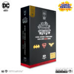 BATMAN, SUPERMAN & WONDER WOMAN BLACK WHITE ACCENT EDITION GOLD LABEL SUPER POWERS DC DIRECT. Figuras articuladas del universo DC, tamaño aprox. 13 cm. Vienen en una caja de regalo. BATMAN: En nombre de sus padres asesinados, BRUCE WAYNE™ libra una guerra eterna contra los criminales de GOTHAM CITY™. Él es la venganza. Él es la noche. ¡Él es BATMAN™! SUPERMAN: Más rápido que una bala, más poderoso que una locomotora... El HOMBRE DE ACERO™ libra una batalla sin fin por la verdad, la justicia y el estilo de vida americano. WONDER WOMAN: Como emisaria de Themyscira en el mundo de los hombres, Diana se ha impuesto el deber de predicar con el ejemplo, aunque las diferencias entre su lugar de nacimiento y su nuevo hogar a veces le planteen obstáculos que superar. Ha llegado a representar la posibilidad y el potencial de una vida sin guerra, odio ni violencia, y es un faro de esperanza para todos los que se encuentran en necesidad. Se erige como igual entre los superhéroes más poderosos, con el propósito de proteger al mundo de la injusticia en todas sus formas.