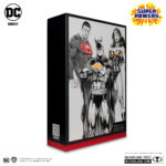 BATMAN, SUPERMAN & WONDER WOMAN BLACK WHITE ACCENT EDITION GOLD LABEL SUPER POWERS DC DIRECT. Figuras articuladas del universo DC, tamaño aprox. 13 cm. Vienen en una caja de regalo. BATMAN: En nombre de sus padres asesinados, BRUCE WAYNE™ libra una guerra eterna contra los criminales de GOTHAM CITY™. Él es la venganza. Él es la noche. ¡Él es BATMAN™! SUPERMAN: Más rápido que una bala, más poderoso que una locomotora... El HOMBRE DE ACERO™ libra una batalla sin fin por la verdad, la justicia y el estilo de vida americano. WONDER WOMAN: Como emisaria de Themyscira en el mundo de los hombres, Diana se ha impuesto el deber de predicar con el ejemplo, aunque las diferencias entre su lugar de nacimiento y su nuevo hogar a veces le planteen obstáculos que superar. Ha llegado a representar la posibilidad y el potencial de una vida sin guerra, odio ni violencia, y es un faro de esperanza para todos los que se encuentran en necesidad. Se erige como igual entre los superhéroes más poderosos, con el propósito de proteger al mundo de la injusticia en todas sus formas.