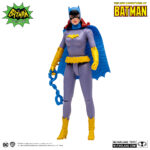 BATGIRL (THE NEW ADVENTURES OF BATMAN). Las peligrosas calles de Gotham City cuentan con varios ángeles guardianes que las vigilan. Y una de las primeras, la joven que convirtió al Dúo Dinámico en la familia Batman, fue Batgirl. Barbara Gordon siempre ha vivido entre dos mundos: su vida en casa como hija única del comisario de policía James Gordon y su vida colgando de las gárgolas como compañera del Caballero Oscuro.