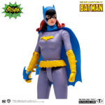 BATGIRL (THE NEW ADVENTURES OF BATMAN). Las peligrosas calles de Gotham City cuentan con varios ángeles guardianes que las vigilan. Y una de las primeras, la joven que convirtió al Dúo Dinámico en la familia Batman, fue Batgirl. Barbara Gordon siempre ha vivido entre dos mundos: su vida en casa como hija única del comisario de policía James Gordon y su vida colgando de las gárgolas como compañera del Caballero Oscuro.