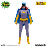 BATGIRL (THE NEW ADVENTURES OF BATMAN). Las peligrosas calles de Gotham City cuentan con varios ángeles guardianes que las vigilan. Y una de las primeras, la joven que convirtió al Dúo Dinámico en la familia Batman, fue Batgirl. Barbara Gordon siempre ha vivido entre dos mundos: su vida en casa como hija única del comisario de policía James Gordon y su vida colgando de las gárgolas como compañera del Caballero Oscuro.
