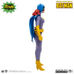 BATGIRL (THE NEW ADVENTURES OF BATMAN). Las peligrosas calles de Gotham City cuentan con varios ángeles guardianes que las vigilan. Y una de las primeras, la joven que convirtió al Dúo Dinámico en la familia Batman, fue Batgirl. Barbara Gordon siempre ha vivido entre dos mundos: su vida en casa como hija única del comisario de policía James Gordon y su vida colgando de las gárgolas como compañera del Caballero Oscuro.