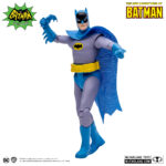 BATMAN (THE NEW ADVENTURES OF BATMAN). Bruce Wayne, un multimillonario playboy durante el día, disfruta de una doble vida que le proporciona la comodidad de no tener preocupaciones económicas, un mayordomo leal convertido en guardián y la base de operaciones perfecta en la antigua red de cuevas situada bajo la extensa finca de su familia. Sin embargo, por la noche, se despoja de toda apariencia, se pone su icónica capa festoneada y su capucha puntiaguda y se adentra en las sombrías calles, cielos y tejados de Gotham City.