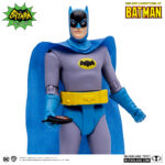 BATMAN (THE NEW ADVENTURES OF BATMAN). Bruce Wayne, un multimillonario playboy durante el día, disfruta de una doble vida que le proporciona la comodidad de no tener preocupaciones económicas, un mayordomo leal convertido en guardián y la base de operaciones perfecta en la antigua red de cuevas situada bajo la extensa finca de su familia. Sin embargo, por la noche, se despoja de toda apariencia, se pone su icónica capa festoneada y su capucha puntiaguda y se adentra en las sombrías calles, cielos y tejados de Gotham City.