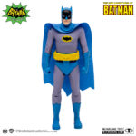 BATMAN (THE NEW ADVENTURES OF BATMAN). Bruce Wayne, un multimillonario playboy durante el día, disfruta de una doble vida que le proporciona la comodidad de no tener preocupaciones económicas, un mayordomo leal convertido en guardián y la base de operaciones perfecta en la antigua red de cuevas situada bajo la extensa finca de su familia. Sin embargo, por la noche, se despoja de toda apariencia, se pone su icónica capa festoneada y su capucha puntiaguda y se adentra en las sombrías calles, cielos y tejados de Gotham City.