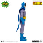 BATMAN (THE NEW ADVENTURES OF BATMAN). Bruce Wayne, un multimillonario playboy durante el día, disfruta de una doble vida que le proporciona la comodidad de no tener preocupaciones económicas, un mayordomo leal convertido en guardián y la base de operaciones perfecta en la antigua red de cuevas situada bajo la extensa finca de su familia. Sin embargo, por la noche, se despoja de toda apariencia, se pone su icónica capa festoneada y su capucha puntiaguda y se adentra en las sombrías calles, cielos y tejados de Gotham City.