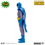 BATMAN (THE NEW ADVENTURES OF BATMAN). Bruce Wayne, un multimillonario playboy durante el día, disfruta de una doble vida que le proporciona la comodidad de no tener preocupaciones económicas, un mayordomo leal convertido en guardián y la base de operaciones perfecta en la antigua red de cuevas situada bajo la extensa finca de su familia. Sin embargo, por la noche, se despoja de toda apariencia, se pone su icónica capa festoneada y su capucha puntiaguda y se adentra en las sombrías calles, cielos y tejados de Gotham City.