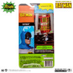 BATMAN (THE NEW ADVENTURES OF BATMAN). Bruce Wayne, un multimillonario playboy durante el día, disfruta de una doble vida que le proporciona la comodidad de no tener preocupaciones económicas, un mayordomo leal convertido en guardián y la base de operaciones perfecta en la antigua red de cuevas situada bajo la extensa finca de su familia. Sin embargo, por la noche, se despoja de toda apariencia, se pone su icónica capa festoneada y su capucha puntiaguda y se adentra en las sombrías calles, cielos y tejados de Gotham City.