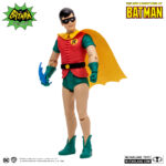 ROBIN (THE NEW ADVENTURES OF BATMAN). El acróbata Dick Grayson era el miembro más joven del número circense de sus padres, que desafiaba a la muerte. Pero tras el asesinato a sangre fría de estos, Dick juró venganza. Al ver en el chico una parte genuina de sí mismo, Batman lo acogió y le proporcionó una salida mejor para su ira. Convertido en el protegido de Batman, Robin es un experto luchador y un acróbata asombroso, con el ejemplo más difícil de seguir del mundo. Pero la verdadera fuerza del Chico Maravilla puede que radique en no ser Batman, sino en ser un faro de esperanza y familia a lo largo de la sombría cruzada del Caballero Oscuro.