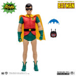 ROBIN (THE NEW ADVENTURES OF BATMAN). El acróbata Dick Grayson era el miembro más joven del número circense de sus padres, que desafiaba a la muerte. Pero tras el asesinato a sangre fría de estos, Dick juró venganza. Al ver en el chico una parte genuina de sí mismo, Batman lo acogió y le proporcionó una salida mejor para su ira. Convertido en el protegido de Batman, Robin es un experto luchador y un acróbata asombroso, con el ejemplo más difícil de seguir del mundo. Pero la verdadera fuerza del Chico Maravilla puede que radique en no ser Batman, sino en ser un faro de esperanza y familia a lo largo de la sombría cruzada del Caballero Oscuro.
