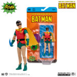 ROBIN (THE NEW ADVENTURES OF BATMAN). El acróbata Dick Grayson era el miembro más joven del número circense de sus padres, que desafiaba a la muerte. Pero tras el asesinato a sangre fría de estos, Dick juró venganza. Al ver en el chico una parte genuina de sí mismo, Batman lo acogió y le proporcionó una salida mejor para su ira. Convertido en el protegido de Batman, Robin es un experto luchador y un acróbata asombroso, con el ejemplo más difícil de seguir del mundo. Pero la verdadera fuerza del Chico Maravilla puede que radique en no ser Batman, sino en ser un faro de esperanza y familia a lo largo de la sombría cruzada del Caballero Oscuro.
