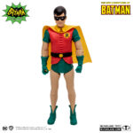 ROBIN (THE NEW ADVENTURES OF BATMAN). El acróbata Dick Grayson era el miembro más joven del número circense de sus padres, que desafiaba a la muerte. Pero tras el asesinato a sangre fría de estos, Dick juró venganza. Al ver en el chico una parte genuina de sí mismo, Batman lo acogió y le proporcionó una salida mejor para su ira. Convertido en el protegido de Batman, Robin es un experto luchador y un acróbata asombroso, con el ejemplo más difícil de seguir del mundo. Pero la verdadera fuerza del Chico Maravilla puede que radique en no ser Batman, sino en ser un faro de esperanza y familia a lo largo de la sombría cruzada del Caballero Oscuro.