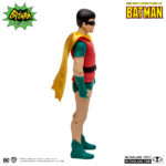 ROBIN (THE NEW ADVENTURES OF BATMAN). El acróbata Dick Grayson era el miembro más joven del número circense de sus padres, que desafiaba a la muerte. Pero tras el asesinato a sangre fría de estos, Dick juró venganza. Al ver en el chico una parte genuina de sí mismo, Batman lo acogió y le proporcionó una salida mejor para su ira. Convertido en el protegido de Batman, Robin es un experto luchador y un acróbata asombroso, con el ejemplo más difícil de seguir del mundo. Pero la verdadera fuerza del Chico Maravilla puede que radique en no ser Batman, sino en ser un faro de esperanza y familia a lo largo de la sombría cruzada del Caballero Oscuro.