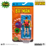 ROBIN (THE NEW ADVENTURES OF BATMAN). El acróbata Dick Grayson era el miembro más joven del número circense de sus padres, que desafiaba a la muerte. Pero tras el asesinato a sangre fría de estos, Dick juró venganza. Al ver en el chico una parte genuina de sí mismo, Batman lo acogió y le proporcionó una salida mejor para su ira. Convertido en el protegido de Batman, Robin es un experto luchador y un acróbata asombroso, con el ejemplo más difícil de seguir del mundo. Pero la verdadera fuerza del Chico Maravilla puede que radique en no ser Batman, sino en ser un faro de esperanza y familia a lo largo de la sombría cruzada del Caballero Oscuro.