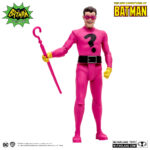 THE RIDDLER (THE NEW ADVENTURES OF BATMAN). Dotado de una inteligencia prodigiosa, el Acertijo crea trampas elaboradas, a veces al estilo de Rube Goldberg, y está dispuesto incluso a utilizar a civiles inocentes como cebo. Aunque no es físicamente imponente, la brillantez, la neurosis y la falta de empatía del Acertijo lo convierten en un enemigo increíblemente peligroso. Le importa muy poco, por no decir nada, la vida de aquellos a quienes utiliza en sus planes y, en cambio, solo los ve como peones desechables en su continua batalla intelectual contra Batman.