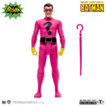 THE RIDDLER (THE NEW ADVENTURES OF BATMAN). Dotado de una inteligencia prodigiosa, el Acertijo crea trampas elaboradas, a veces al estilo de Rube Goldberg, y está dispuesto incluso a utilizar a civiles inocentes como cebo. Aunque no es físicamente imponente, la brillantez, la neurosis y la falta de empatía del Acertijo lo convierten en un enemigo increíblemente peligroso. Le importa muy poco, por no decir nada, la vida de aquellos a quienes utiliza en sus planes y, en cambio, solo los ve como peones desechables en su continua batalla intelectual contra Batman.