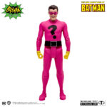 THE RIDDLER (THE NEW ADVENTURES OF BATMAN). Dotado de una inteligencia prodigiosa, el Acertijo crea trampas elaboradas, a veces al estilo de Rube Goldberg, y está dispuesto incluso a utilizar a civiles inocentes como cebo. Aunque no es físicamente imponente, la brillantez, la neurosis y la falta de empatía del Acertijo lo convierten en un enemigo increíblemente peligroso. Le importa muy poco, por no decir nada, la vida de aquellos a quienes utiliza en sus planes y, en cambio, solo los ve como peones desechables en su continua batalla intelectual contra Batman.