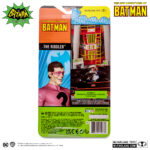 THE RIDDLER (THE NEW ADVENTURES OF BATMAN). Dotado de una inteligencia prodigiosa, el Acertijo crea trampas elaboradas, a veces al estilo de Rube Goldberg, y está dispuesto incluso a utilizar a civiles inocentes como cebo. Aunque no es físicamente imponente, la brillantez, la neurosis y la falta de empatía del Acertijo lo convierten en un enemigo increíblemente peligroso. Le importa muy poco, por no decir nada, la vida de aquellos a quienes utiliza en sus planes y, en cambio, solo los ve como peones desechables en su continua batalla intelectual contra Batman.
