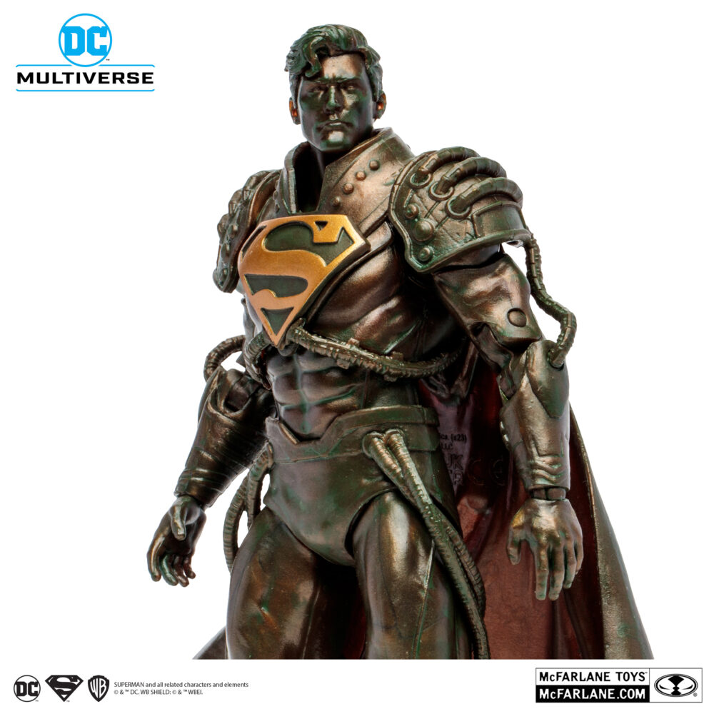 Superboy prime dc multiverse (patina) (gold label). Superboy-prime, una versión alternativa de superman, proviene de una tierra en la que los superhéroes y supervillanos de dc eran personajes de ficción... Hasta el día en que sus poderes se activaron y se convirtió en el único superhumano de su mundo. Pero después de que su planeta fuera destruido en la crisis en las tierras infinitas, se volvió loco con el tiempo y finalmente se enfrentó a los superhéroes del universo principal de dc en el evento crisis infinita. Finalmente, superboy-prime fue derrotado y encarcelado en el muro de la fuente, la barrera que rodea el universo, pero se liberó cuando este fue destruido años más tarde. Sin embargo, cuando otra crisis amenazó toda la realidad, superboy-prime volvió a demostrar que era un héroe y ayudó a salvar el multiverso dc.