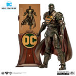 SUPERBOY PRIME DC MULTIVERSE (PATINA) (GOLD LABEL). Superboy-Prime, una versión alternativa de Superman, proviene de una Tierra en la que los superhéroes y supervillanos de DC eran personajes de ficción... hasta el día en que sus poderes se activaron y se convirtió en el único superhumano de su mundo. Pero después de que su planeta fuera destruido en la Crisis en las Tierras Infinitas, se volvió loco con el tiempo y finalmente se enfrentó a los superhéroes del universo principal de DC en el evento Crisis Infinita. Finalmente, Superboy-Prime fue derrotado y encarcelado en el Muro de la Fuente, la barrera que rodea el universo, pero se liberó cuando este fue destruido años más tarde. Sin embargo, cuando otra crisis amenazó toda la realidad, Superboy-Prime volvió a demostrar que era un héroe y ayudó a salvar el Multiverso DC.