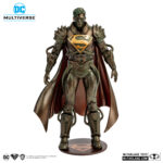 SUPERBOY PRIME DC MULTIVERSE (PATINA) (GOLD LABEL). Superboy-Prime, una versión alternativa de Superman, proviene de una Tierra en la que los superhéroes y supervillanos de DC eran personajes de ficción... hasta el día en que sus poderes se activaron y se convirtió en el único superhumano de su mundo. Pero después de que su planeta fuera destruido en la Crisis en las Tierras Infinitas, se volvió loco con el tiempo y finalmente se enfrentó a los superhéroes del universo principal de DC en el evento Crisis Infinita. Finalmente, Superboy-Prime fue derrotado y encarcelado en el Muro de la Fuente, la barrera que rodea el universo, pero se liberó cuando este fue destruido años más tarde. Sin embargo, cuando otra crisis amenazó toda la realidad, Superboy-Prime volvió a demostrar que era un héroe y ayudó a salvar el Multiverso DC.