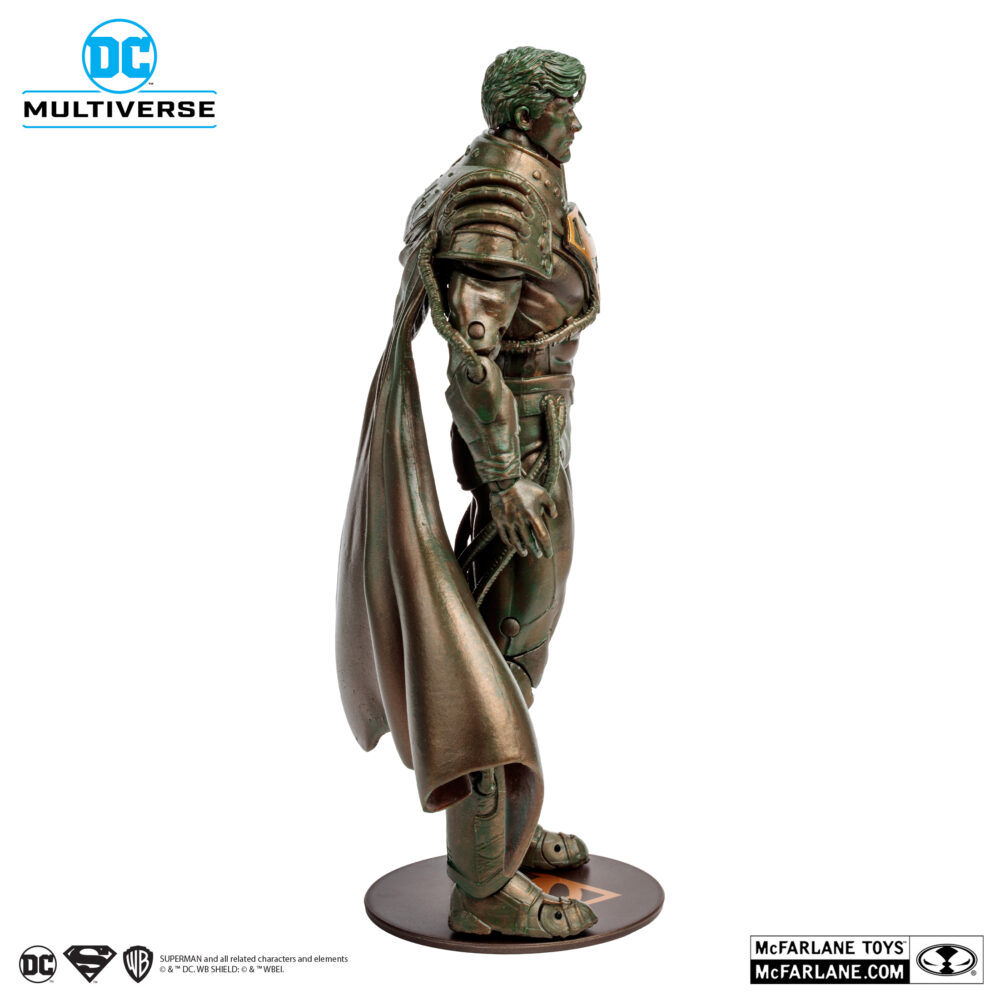 Superboy prime dc multiverse (patina) (gold label). Superboy-prime, una versión alternativa de superman, proviene de una tierra en la que los superhéroes y supervillanos de dc eran personajes de ficción... Hasta el día en que sus poderes se activaron y se convirtió en el único superhumano de su mundo. Pero después de que su planeta fuera destruido en la crisis en las tierras infinitas, se volvió loco con el tiempo y finalmente se enfrentó a los superhéroes del universo principal de dc en el evento crisis infinita. Finalmente, superboy-prime fue derrotado y encarcelado en el muro de la fuente, la barrera que rodea el universo, pero se liberó cuando este fue destruido años más tarde. Sin embargo, cuando otra crisis amenazó toda la realidad, superboy-prime volvió a demostrar que era un héroe y ayudó a salvar el multiverso dc.