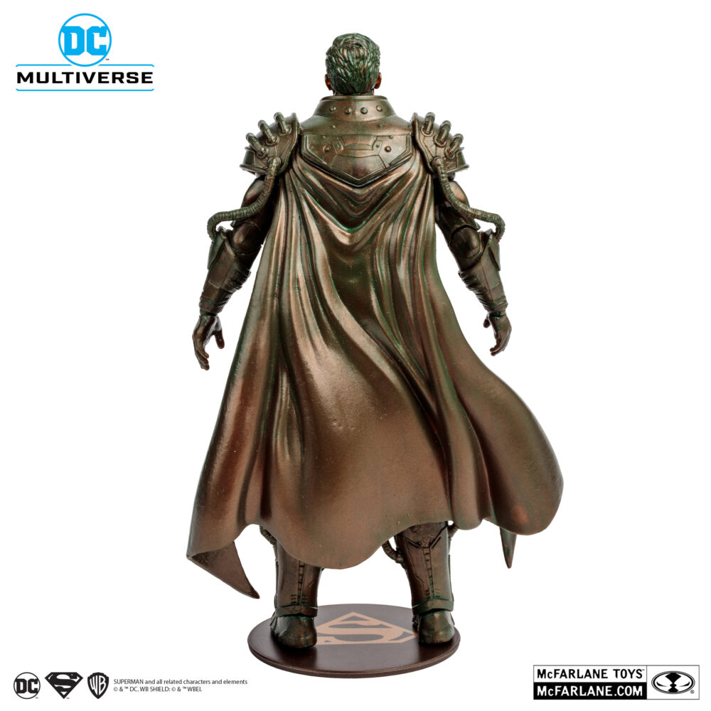 Superboy prime dc multiverse (patina) (gold label). Superboy-prime, una versión alternativa de superman, proviene de una tierra en la que los superhéroes y supervillanos de dc eran personajes de ficción... Hasta el día en que sus poderes se activaron y se convirtió en el único superhumano de su mundo. Pero después de que su planeta fuera destruido en la crisis en las tierras infinitas, se volvió loco con el tiempo y finalmente se enfrentó a los superhéroes del universo principal de dc en el evento crisis infinita. Finalmente, superboy-prime fue derrotado y encarcelado en el muro de la fuente, la barrera que rodea el universo, pero se liberó cuando este fue destruido años más tarde. Sin embargo, cuando otra crisis amenazó toda la realidad, superboy-prime volvió a demostrar que era un héroe y ayudó a salvar el multiverso dc.