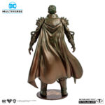 SUPERBOY PRIME DC MULTIVERSE (PATINA) (GOLD LABEL). Superboy-Prime, una versión alternativa de Superman, proviene de una Tierra en la que los superhéroes y supervillanos de DC eran personajes de ficción... hasta el día en que sus poderes se activaron y se convirtió en el único superhumano de su mundo. Pero después de que su planeta fuera destruido en la Crisis en las Tierras Infinitas, se volvió loco con el tiempo y finalmente se enfrentó a los superhéroes del universo principal de DC en el evento Crisis Infinita. Finalmente, Superboy-Prime fue derrotado y encarcelado en el Muro de la Fuente, la barrera que rodea el universo, pero se liberó cuando este fue destruido años más tarde. Sin embargo, cuando otra crisis amenazó toda la realidad, Superboy-Prime volvió a demostrar que era un héroe y ayudó a salvar el Multiverso DC.