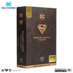 SUPERBOY PRIME DC MULTIVERSE (PATINA) (GOLD LABEL). Superboy-Prime, una versión alternativa de Superman, proviene de una Tierra en la que los superhéroes y supervillanos de DC eran personajes de ficción... hasta el día en que sus poderes se activaron y se convirtió en el único superhumano de su mundo. Pero después de que su planeta fuera destruido en la Crisis en las Tierras Infinitas, se volvió loco con el tiempo y finalmente se enfrentó a los superhéroes del universo principal de DC en el evento Crisis Infinita. Finalmente, Superboy-Prime fue derrotado y encarcelado en el Muro de la Fuente, la barrera que rodea el universo, pero se liberó cuando este fue destruido años más tarde. Sin embargo, cuando otra crisis amenazó toda la realidad, Superboy-Prime volvió a demostrar que era un héroe y ayudó a salvar el Multiverso DC.